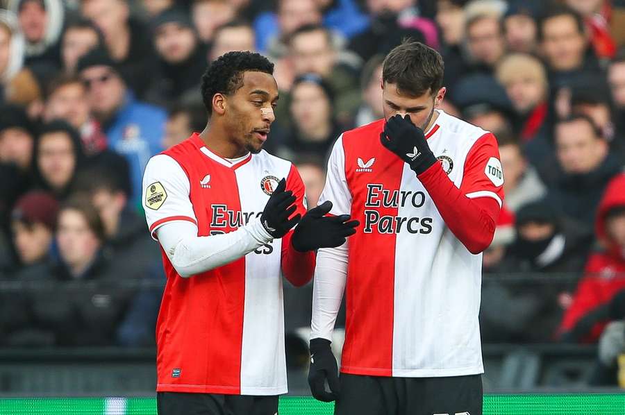 Santiago Giménez (R) scoorde dit seizoen al vijf keer op aangeven van Quinten Timber in de Eredivisie