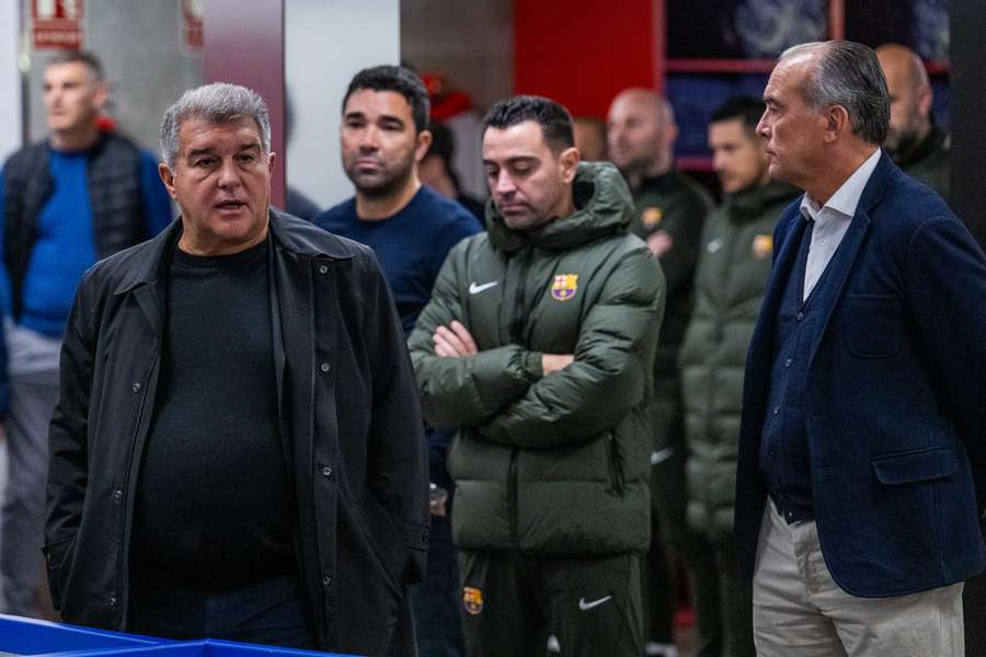 Laporta ao lado de Xavi e dirigentes do Barça, como o ex-jogador Deco 
