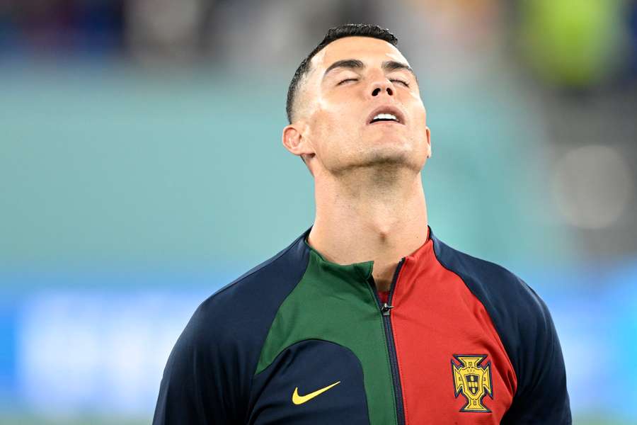 Cristiano Ronaldo durante o hino da seleção nacional, antes da estreia no Mundial-2022, no Catar