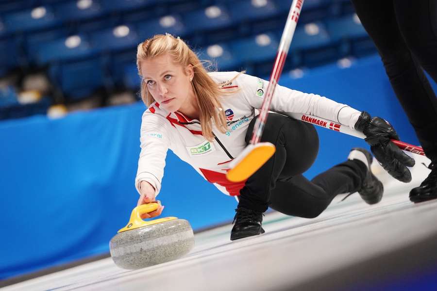 Danske curlingkvinder indleder VM-slutspil med friske nederlag: Kan stadig nå semifinale