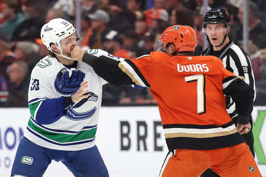 Gudas se utkal v pěstním souboji s jedním ze soupeřů.