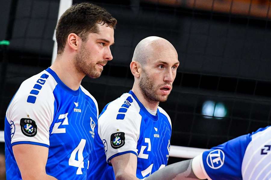 Tim Peter (l.) und Ziga Stern im Spiel gegen Jastrzebski.