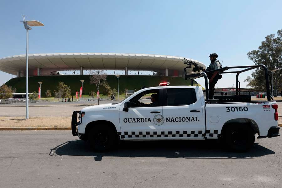 Członkowie meksykańskiej Gwardii Narodowej patrolują teren przed stadionem Akron w Zapopan obok Guadalajary, 28 lutego 2026 r.
