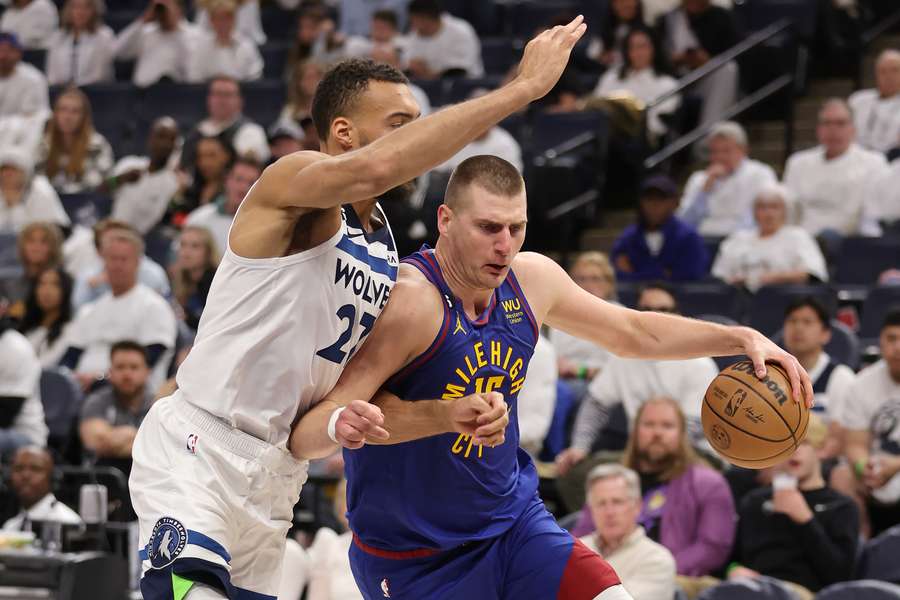 Jokic (re.) im Zweikampf mit Rudy Gobert (li.)