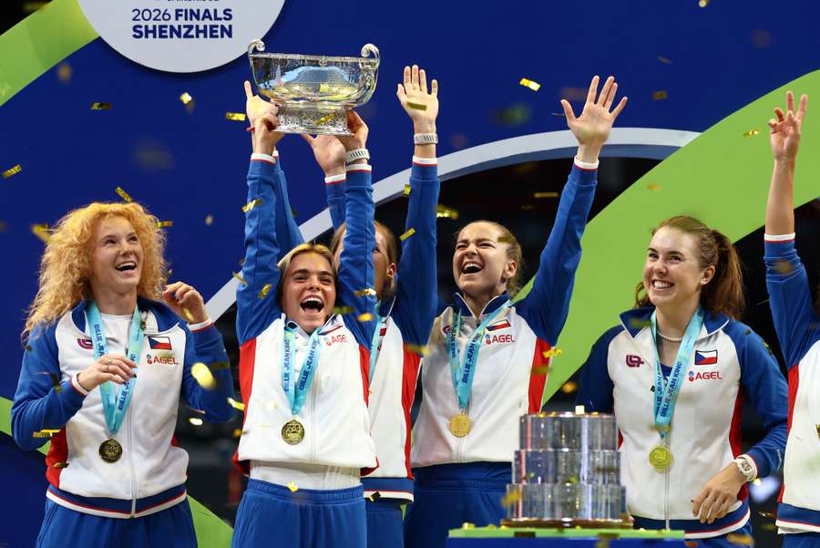 Czeszki świętują z Pucharem Billie Jean King po zwycięstwie nad Ukrainą w finale Czeszki świętują z Pucharem Billie Jean King po zwycięstwie nad Ukrainą w finale