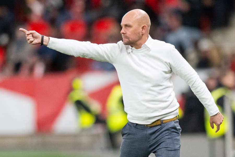 Trenér Mladé Boleslavi Aleš Majer při utkání v Edenu. Trenér Mladé Boleslavi Aleš Majer při utkání v Edenu.
