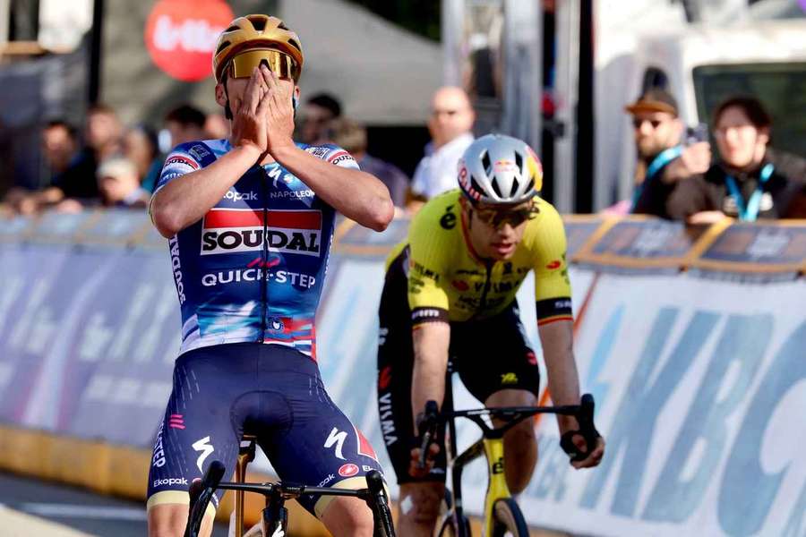Auf der Zielgeraden hat Evenepoel (l.) van Aert hinter sich gelassen