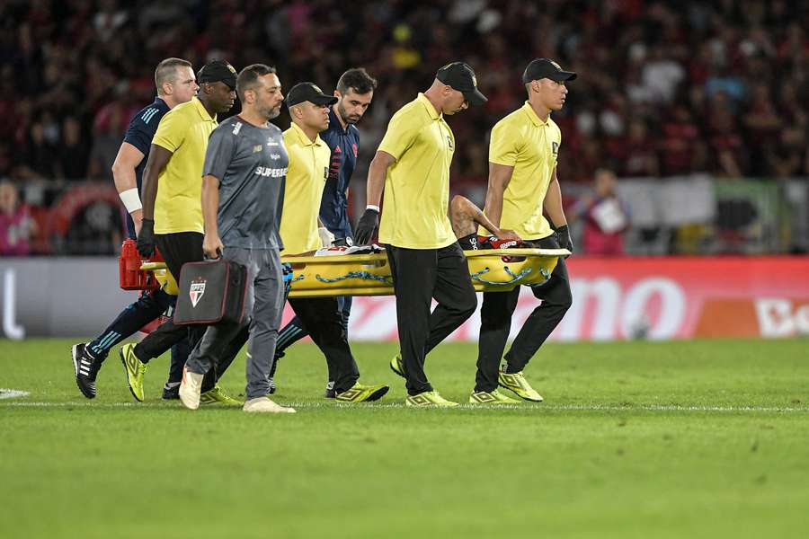 Ayrton Lucas deixa o campo após dividida com Enzo Díaz