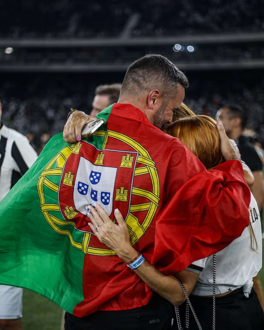 Artur Jorge abraza a su mujer durante la celebración del título brasileño en el Nilton Santos