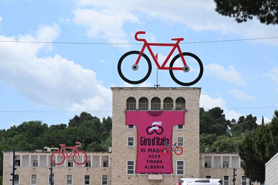 V albánském přístavu Drač startuje 108. ročník závodu Giro d'Italia.