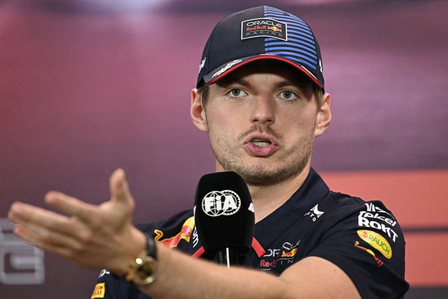 Verstappen použil na štvrtkovej tlačovej konferencii slovo na F.