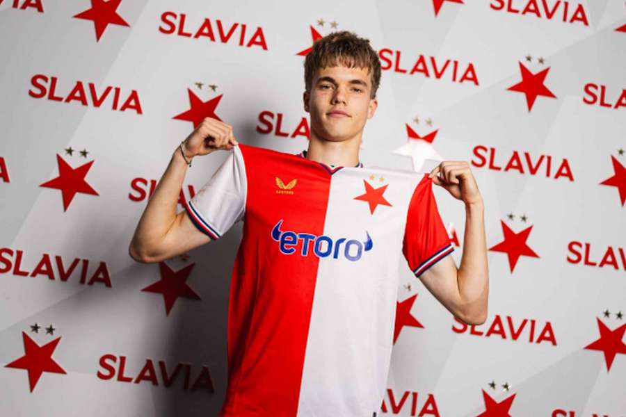 Talentovaný obránce začal sezonu ve Slavii červenou kartou, teď prodloužil smlouvu