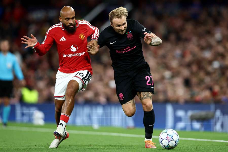 Tymoteusz Puchacz z Sabah w starciu z Bryanem Mbeumo z Manchesteru United. Tymoteusz Puchacz z Sabah w starciu z Bryanem Mbeumo z Manchesteru United.