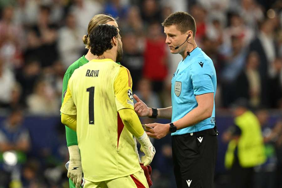 Siebert explica las reglas de la tanda de penaltis a los porteros Safonov y Raya Siebert explica las reglas de la tanda de penaltis a los porteros Safonov y Raya