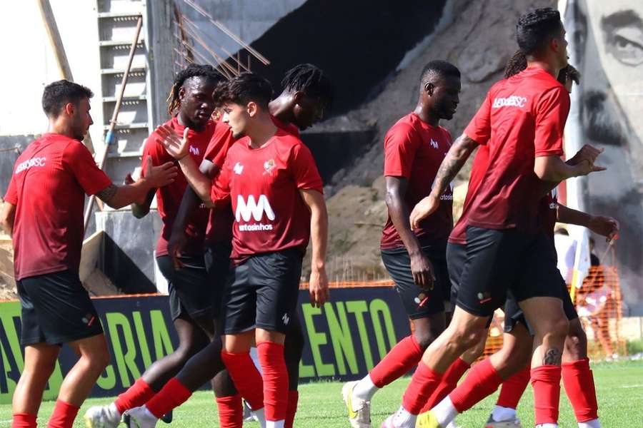 Os reforços Paulité e Renato Luís, que não foram titulares, apontaram um golo cada um