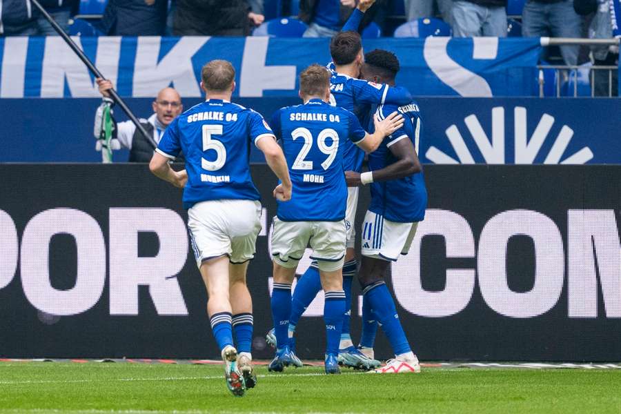 Es ist noch möglich: Schalke 04 bejubelt drei Punkte.