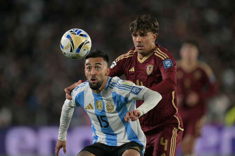 Nico González trata de proteger el balón