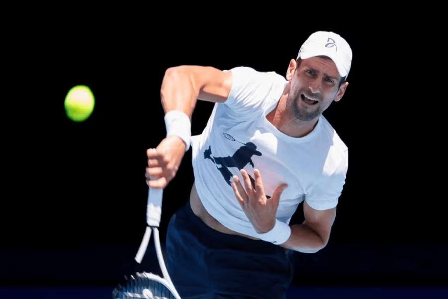 Djokovič päť dní pred štartom Australian Open tréningový súboj predčasne ukončil.