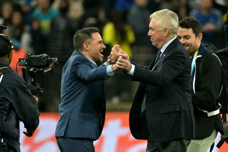 Carlo Ancelotti (à droite), célèbre la victoire avec Rodrigo Caetano (à gauche).