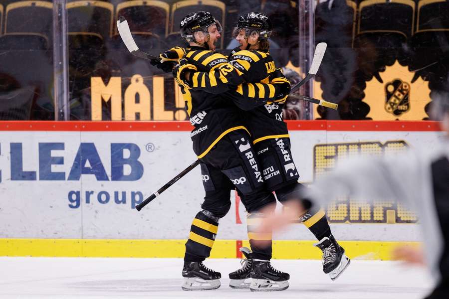 Okuliar (vľavo) sa teší zo svojho gólu. Okuliar (vľavo) sa teší zo svojho gólu.