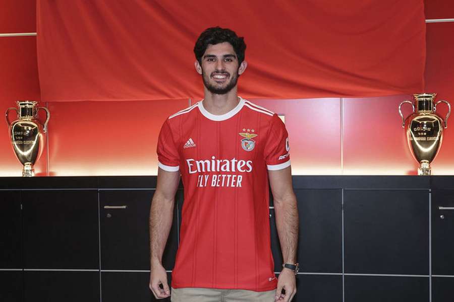 Gonçalo Guedes foi oficializado de madrugada pelo Benfica