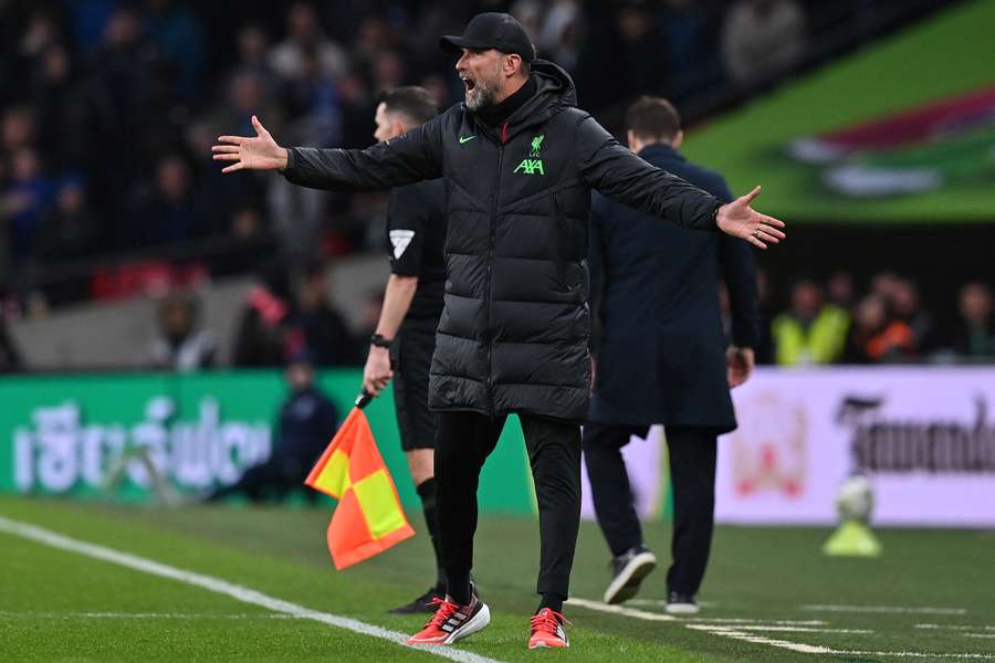 Managerul german al lui Liverpool, Jurgen Klopp, le strigă instrucțiuni jucătorilor de pe linia de tușă