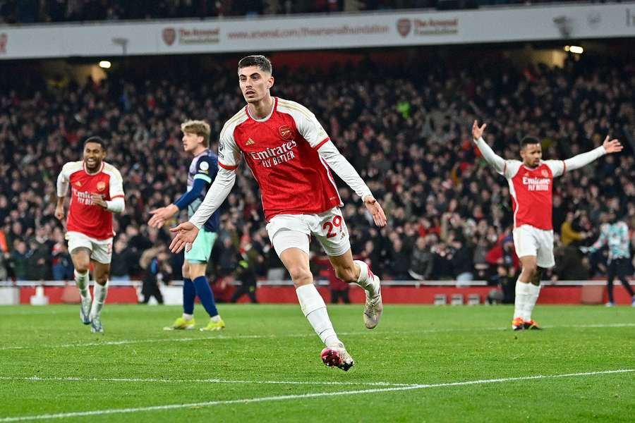 Mijlocașul lui Arsenal, Kai Havertz, sărbătorește marcarea celui de-al doilea gol al echipei sale