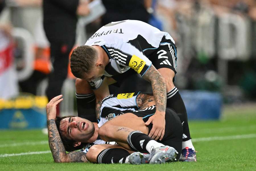 Sandro Tonali no chão após choque com Hugo Ekitiké Sandro Tonali no chão após choque com Hugo Ekitiké