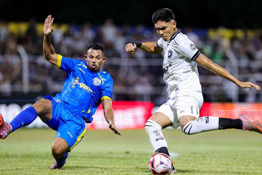 O Sampaio Corrêa aproveitou uma expulsão do Botafogo