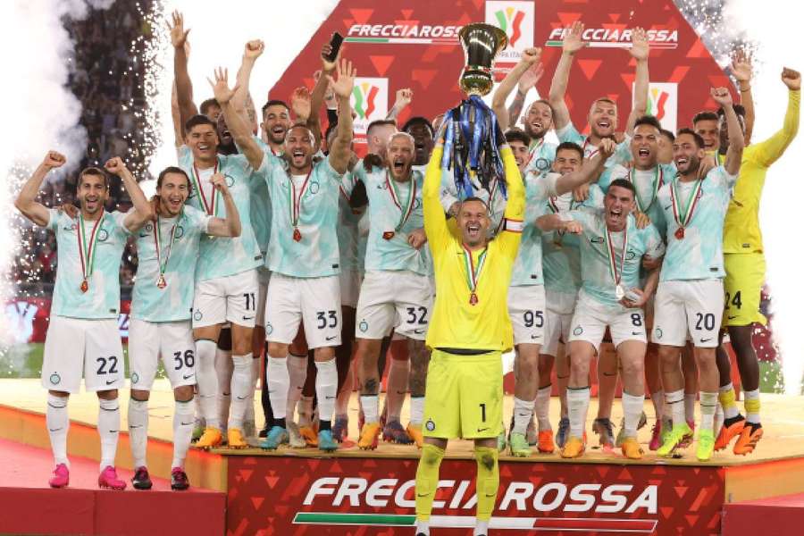 Inter de Milão ergue a taça de campeão da Copa da Itália