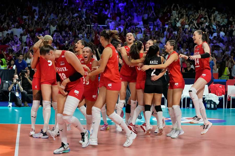 Turecké volejbalistky se radují ze zlatých medailí.
