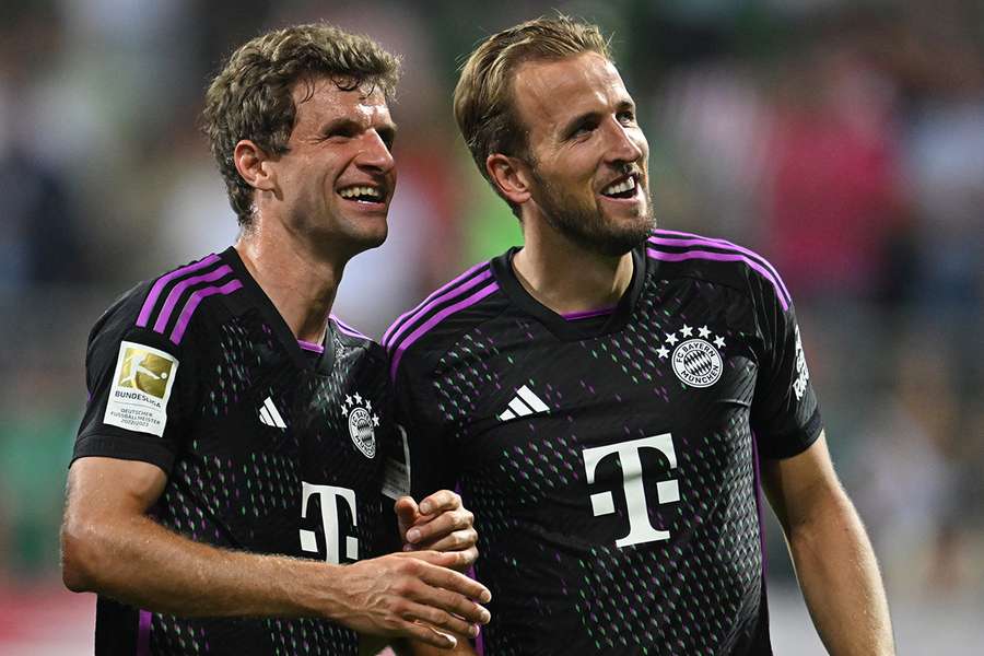 Thomas Muller festeja com Harry Kane