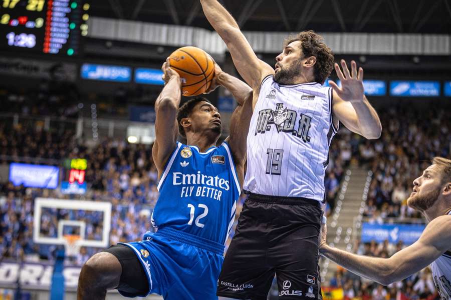 Théo Maledon lanza a canasta ante Raulzinho Neto