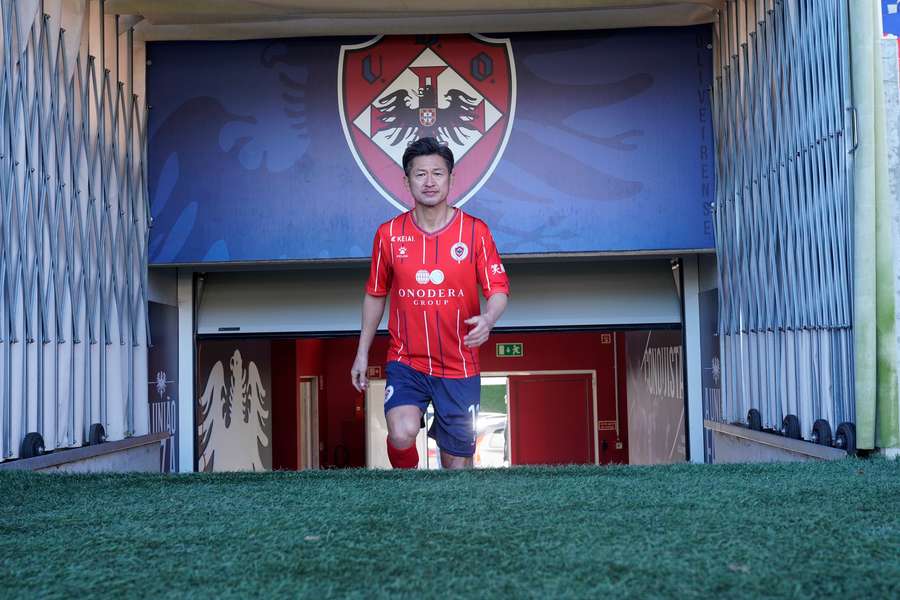 Kazujoši Miura dotáhl jednání o hostování v druholigovém týmu Oliveirense.