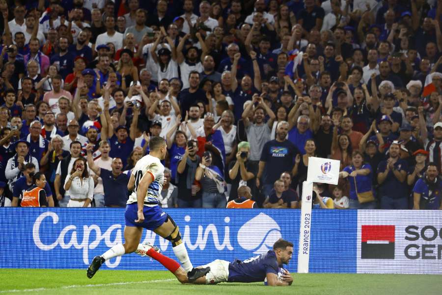 France's Melvyn Jaminet scores their thirteenth try