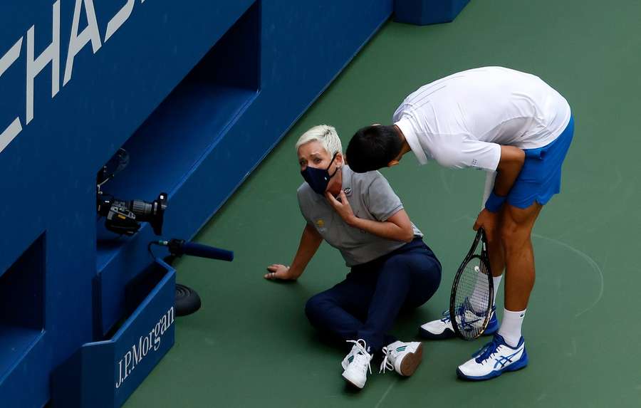 Novak Djokovic en de lijnrechter die hij even geleden een keelslag gaf