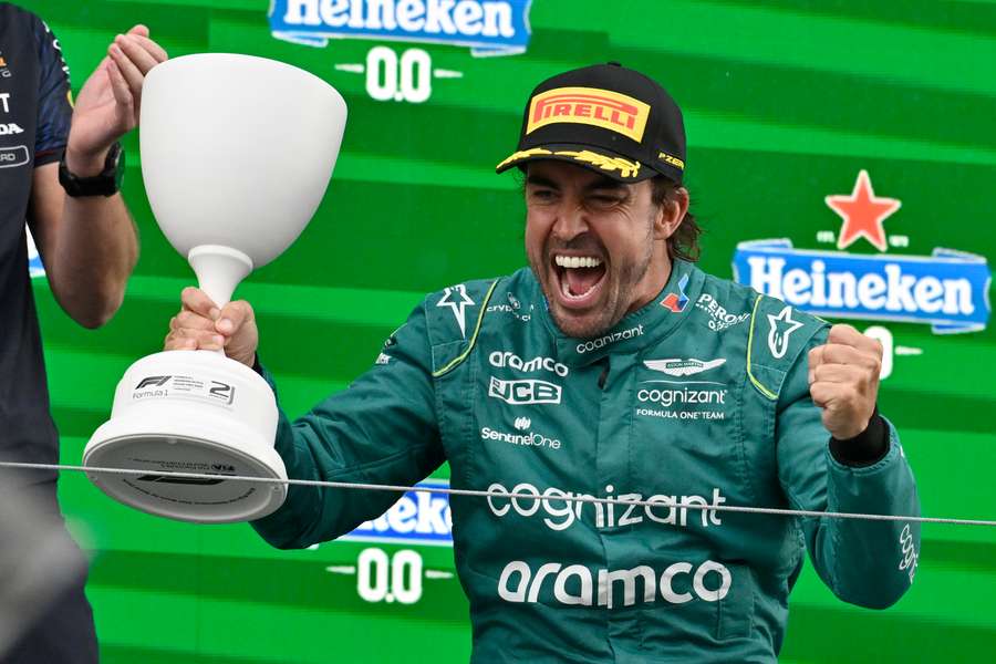 Fernando Alonso com o seu prémio pelo segundo lugar no GP de Zandvoort