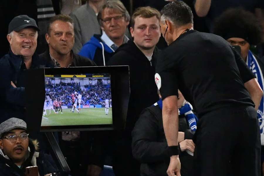 Juiz checando o VAR em Brighton x Manchester United, pela Premier League