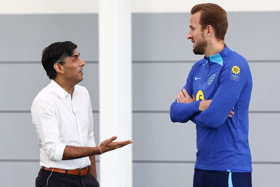 Rishi Sunak in gesprek met de aanvoerder van Engeland Harry Kane