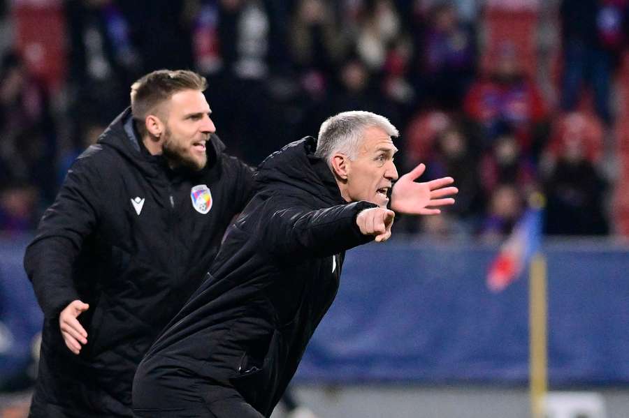 Martin Hyský během zápasu Viktorie Plzeň s Freiburgem.