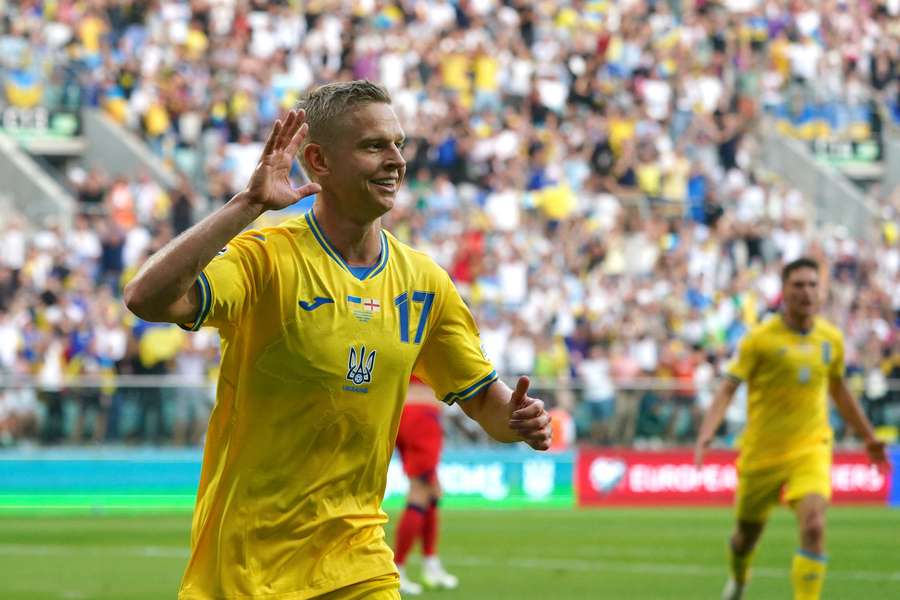 Ukraine's midfielder #17 Oleksandr Zinchenko celebrates scoring the opening goal