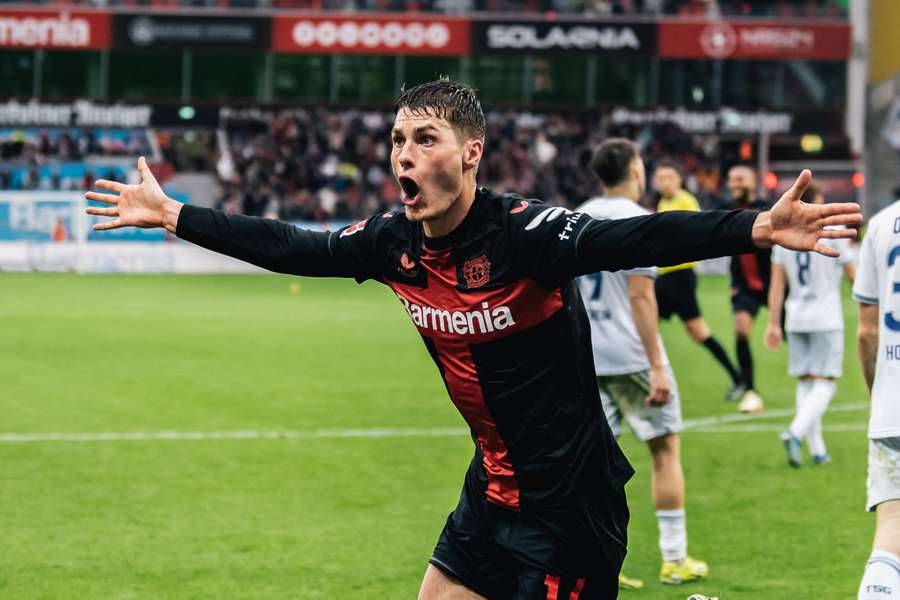 Bayer Leverkusens Patrik Schick fejrer sit sejrsmål i sidste minut mod Hoffenheim.