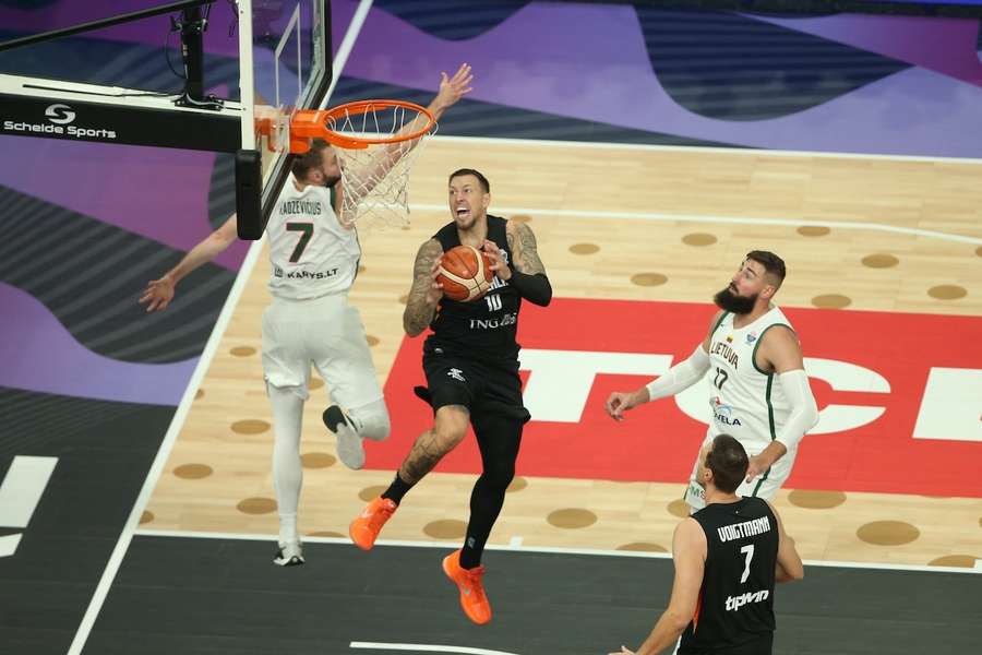 Daniel Theis (M.) auf dem Weg zum Korb gegen Litauen.