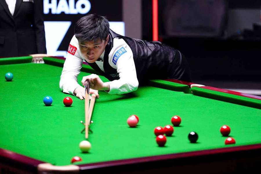 Weltmeister Zhao Xintong im Finale der Snooker-WM.
