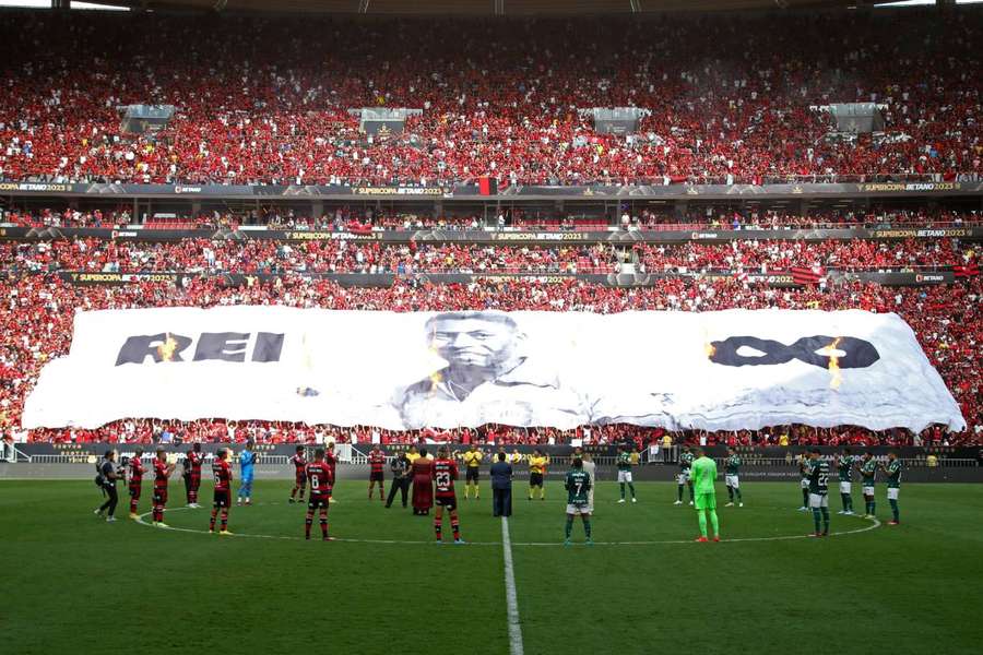 Pelé foi homenageado antes da decisão da Supercopa do Brasil, em Brasília