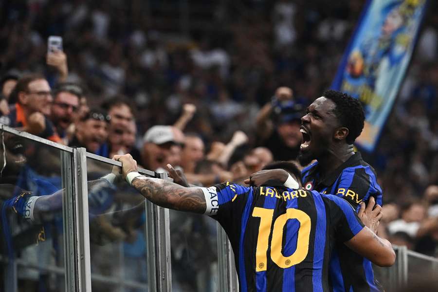 Lautaro Martinez e Marcus Thuram esultano dopo la rete del 3-2