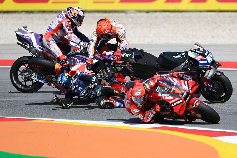 Márquez a provoqué un accident avec Jorge Martín et Oliveira.