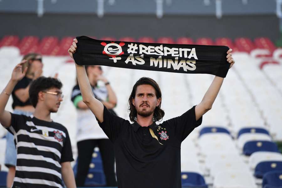 Un aficionado del Corinthians anima a las suyas