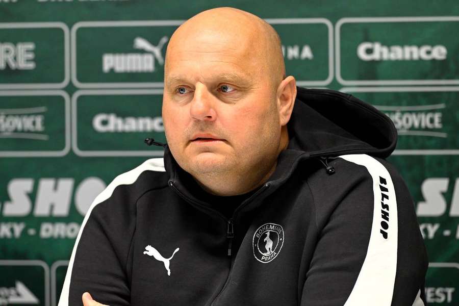 Trenér Veselý na tiskové konferenci.