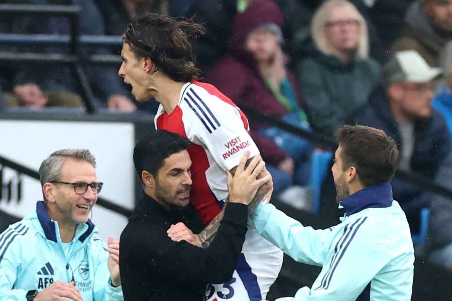 Riccardo Calafiori, do Arsenal, celebra o primeiro golo da sua equipa com Mikel Arteta